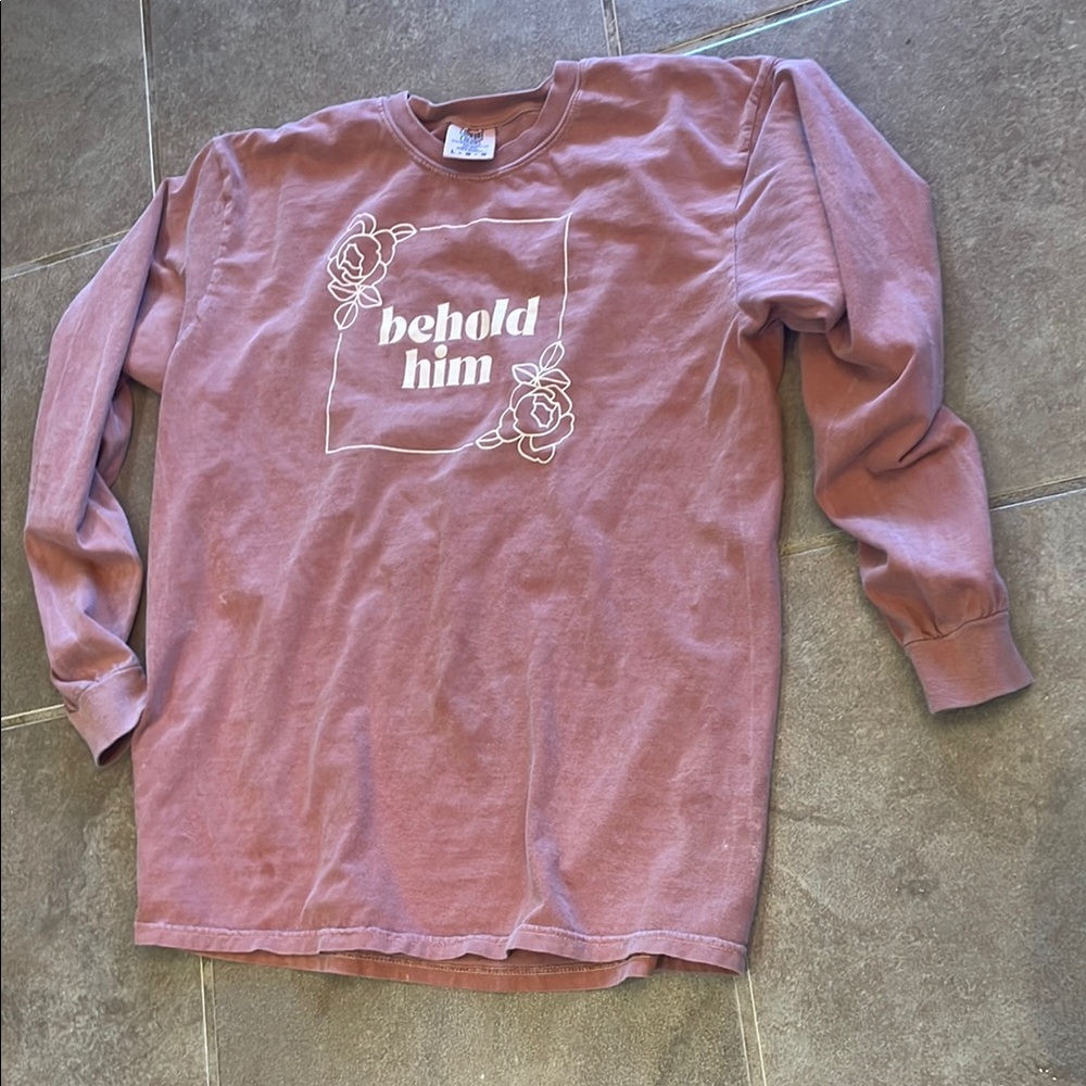 Comfort colrs graphic tee! Women’s Largw
